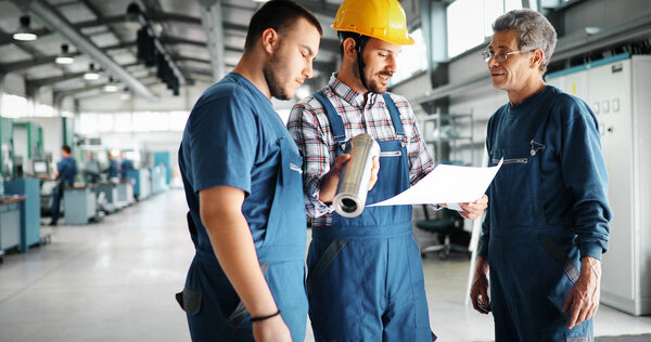 Personnel dans une usine Personnel dans une usine