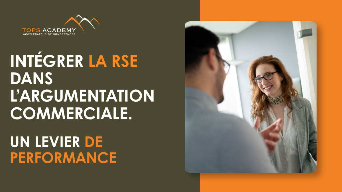 Une commerciale échangeant sur la stratégie RSE avec un client